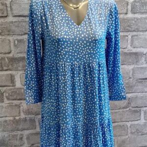 ,,Langes Viskosekleid in Blau mit weißen Tupfen"