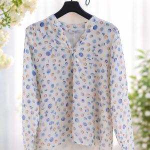 Leichte Frühlingsbluse mit Tupfen