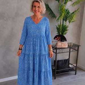 ,,Langes Viskosekleid in Blau mit weißen Tupfen"